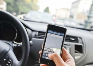 «توصل بالسلامة».. تجنب استخدام الهاتف يدويا أثناء القيادة