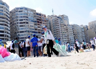شباب مكتبة الإسكندرية ينظفون شاطئ المندرة لإعادة تدوير المخلفات