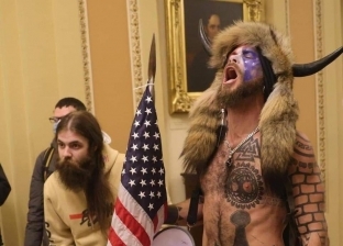 أمريكي يظهر عاريا بـ«قرون» داخل الكونجرس يثير التساؤل: مش رسول المغول