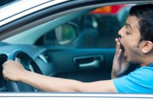 بالفيديو| هل تُعاني من النوم أثناء القيادة؟.. إليك حل تلك الأزمة