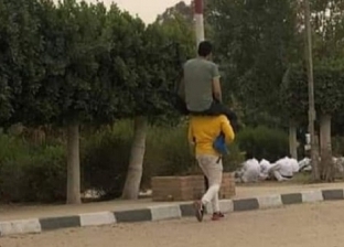 طالب يحمل صديقه على كتفيه لمسافة 4 كيلو: رجله اتكسرت قبل الامتحان
