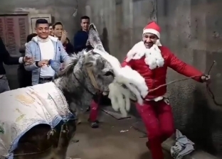 بابا نويل وراكب حمار.. «مصطفى» يحتفل بعيد الميلاد في دمياط على طريقته