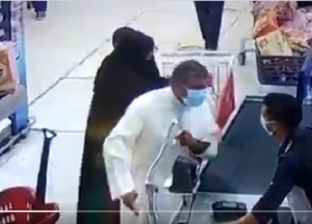 فيديو.. كويتي يعتدي على مصري يعمل "كاشير" في سوبر ماركت