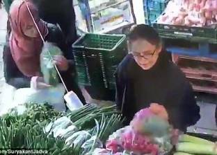 بالفيديو والصور| لحظة سرقة عجوز "سيئة الحظ" وسط سوق بلندن