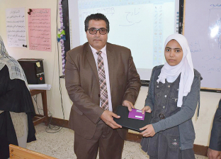 بالصور: تسليم شريحة الإنترنت لطالبات الصف الأول الثانوي بمدينة الطور