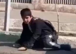 فيديو.. لحظة سقوط طفل إيراني على الأرض بسبب كورونا