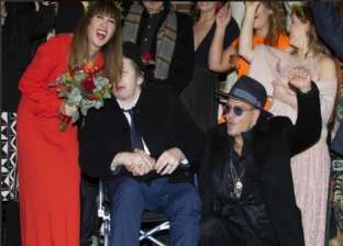 بالفيديو| الممثل العالمي جوني ديب "موسيقي" في زفاف صديقه