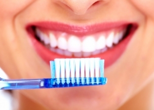عادة خاطئة تسبب تسوس الأسنان عند تنظيفها بالمعجون.. احذر منها
