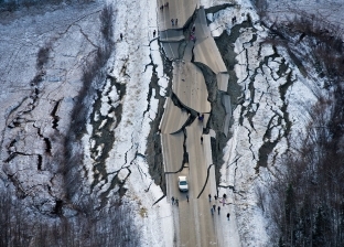 بالصور| زلزال بألاسكا يشق الأرض ويحطم الجسور ويلوث المياه