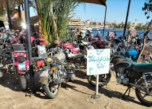 «ممنوع وقوف الموتوسيكلات».. سر لافتة محاطة بعشرات الدراجات البخارية بالأقصر