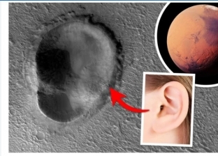 اكتشاف مذهل لـ«ناسا» على سطح المريخ.. حفرة عملاقة على شكل أذن إنسان