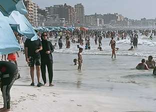 إقبال كبير على شواطئ غرب الإسكندرية لارتفاع درجات الحرارة ونسبة الرطوبة