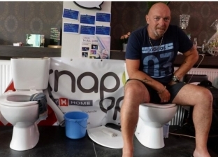 رجل يجلس على مرحاض 5 أيام لتسجيل رقم قياسي في جينيس ببلجيكا