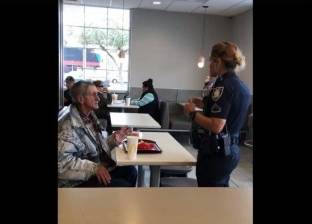 بالفيديو| الشرطة تمنع متشرد من تناول وجبة داخل مطعم شهير