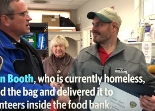 بالفيديو| مشرد يعثر على 17 ألف دولار ويسلمهم لبنك الطعام في أمريكا