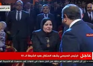 الرئيس السيسي يغادر مقعده لتحية أسرة الشهيد وائل طاحون