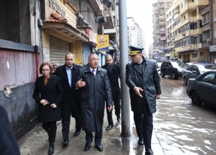 محافظ الإسكندرية يتفقد أعمال رفع تجمعات مياه الأمطار بـ"جناكليس"