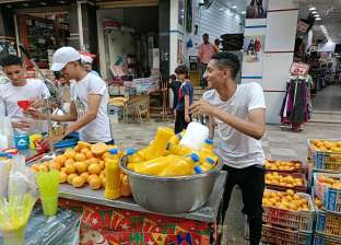 «عصَّارة برتقال» على شواطئ الإسكندرية.. مشروع 3 أشقاء برأس مال 5 آلاف جنيه