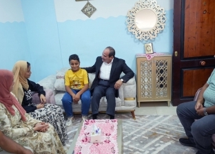 رب الأسرة التي زارها الرئيس السيسي: دخلته علينا تشرح القلب.. والزوجة: جبر خاطرنا