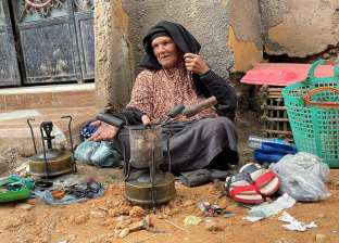 «السيدة» عمرها 91 عامًا وتصلح الأحذية: «محدش من ولادي بيصرف عليا»