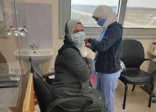 أول طبيبة تحصل على لقاح كورونا في مصر بعد الجرعة الثانية: «محستش بألم»