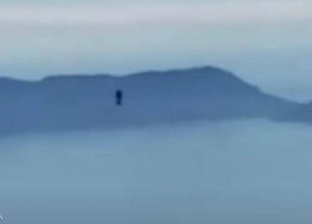 فيديو.. رجل يحلق على ارتفاع 3 آلاف قدم.. وسلينغ بايلوت: يهدد حركة الطيران