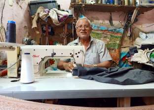 أقدم ترزي في كفر الشيخ يتحدى الزمن بـ«ماكينة خياطة»: لسه بيجيلي زباين