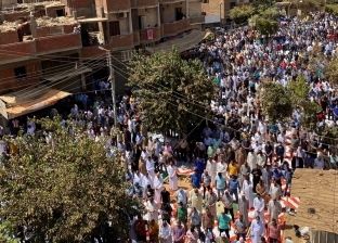 «وهب حياته لله والناس».. أطفال يقرأون القرآن بجنازة «محمود العربي»