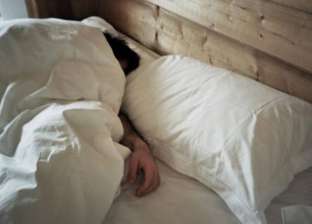 احذر مخاطر تغطية رأسك أثناء النوم.. أضرار جسيمة تصل لتلف الدماغ