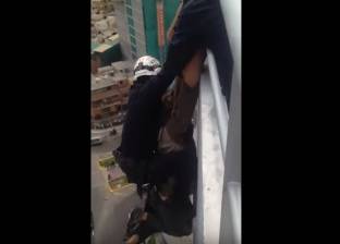 بالفيديو| لحظة سقوط رجل من سطح مبنى شاهق الارتفاع خلال محاولة إنقاذه