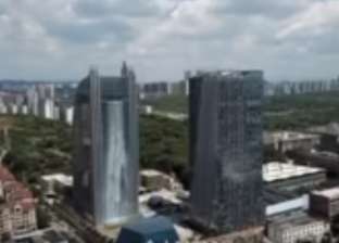 أعلى شلال اصطناعي في العالم.. مبنى يضم فندقا ويحيط به "قوس قزح"