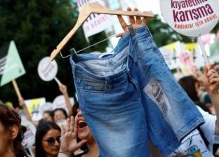 بالصور| تظاهر تركيات بـ"الهوت شورت" ضد مضايقات الرجال