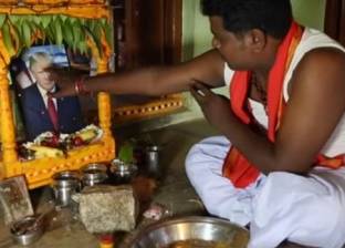 هندي يؤدي طقوس عبادته لصورة ترامب.. ويعده "إلها"