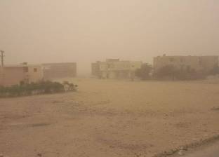صور| عاصفة رملية شديدة تحجب الرؤية بمدينة رأس سدر