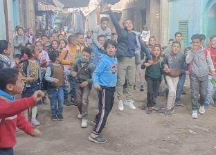 تلاميذ مدرسة بالمنيا ينظمون مسيرة احتفالا بفوز المغرب على إسبانيا في كأس العالم