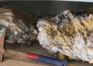 اكتشاف صخرتين ضخمتين تغطيهما قطعا من الذهب في أستراليا