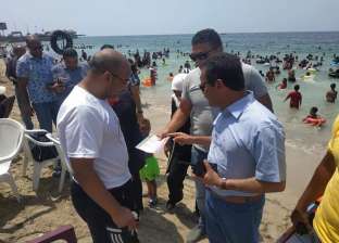 خصم يوم لعمال نظافة وطرد آخرين لفرض إكراميات بشواطئ الإسكندرية