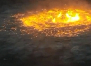 مشهد نادر ومهيب.. دائرة كبيرة من النيران تشتغل في المحيط لعدة ساعات (فيديو)