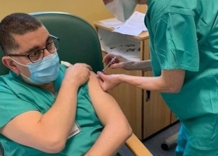 طبيب مصري يتلقى لقاح فايزر في أيرلندا «صور»