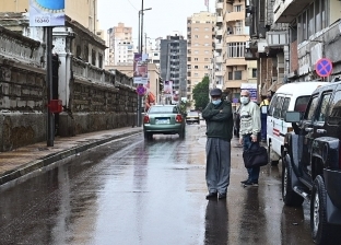 بعد تحذيرات الأرصاد.. سقوط أمطار على الإسكندرية وإعلان حالة الطوارئ