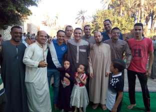 "محبة ومشاركة".. المسيحي لما يحضر صلاة العيد: شيكولاتة وهدايا للمسلمين
