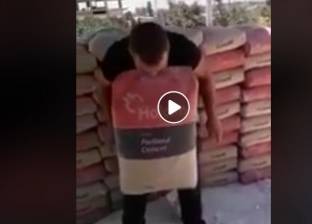 بالفيديو| شاب سوري يرفع 50 كيلو أسمنت بأسنانه