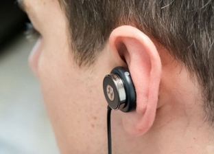 تُسبب الالتهابات.. تحذير جديد من استخدام سماعات الأذن