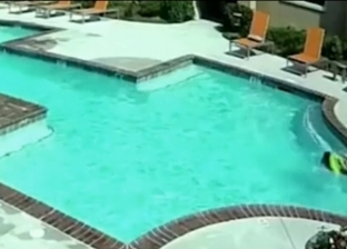 فيديو| طفلة تنقذ شقيقتها ذات العامين من الموت غرقا داخل حمام سباحة