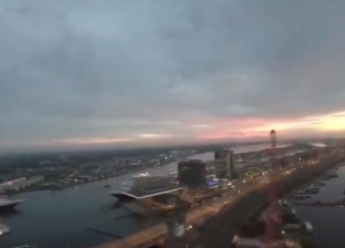 بالفيديو| لقطات مرعبة لمغامر يتسلق برج في أمستردام لالتقاط صور للشمس