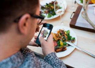 حتى مع "الدايت".. استعمال الهاتف المحمول أثناء تناول الطعام يزيد الوزن