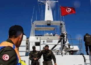 مركب تونسي أنقذ مهاجرين غير شرعيين من الموت فحاولوا اختطافه