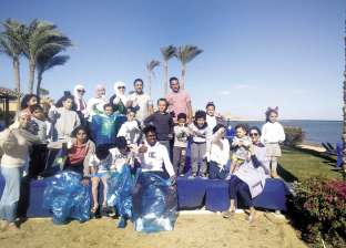 نزلاء قرية سياحية يجمعون "البلاستيك" من الشواطئ حفاظاً على البيئة