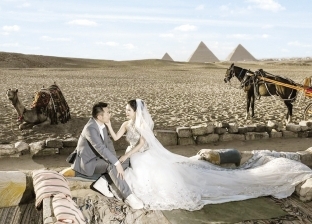 عروسان صينيان يحتفلان بزفافهما أمام الأهرامات
