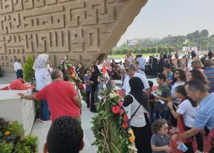 صور.. مواطنون يضعون الزهور على قبر الرئيس الراحل أنور السادات